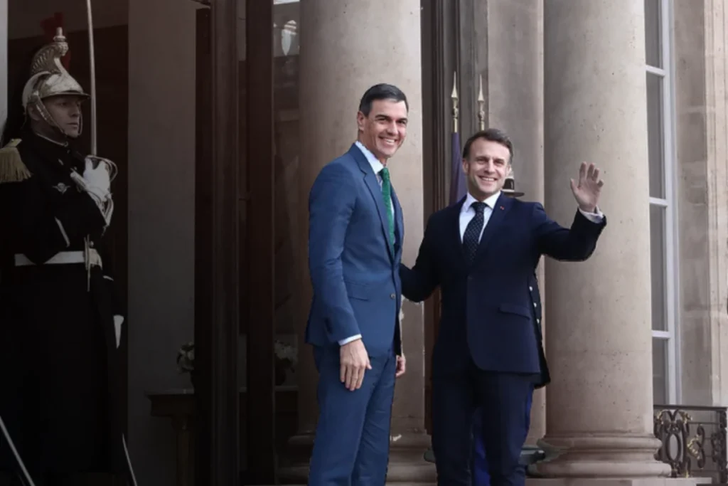 Emmanuel Macron y Pedro Sánchez en cumbre europea discutiendo prioridades estratégicas de la UE